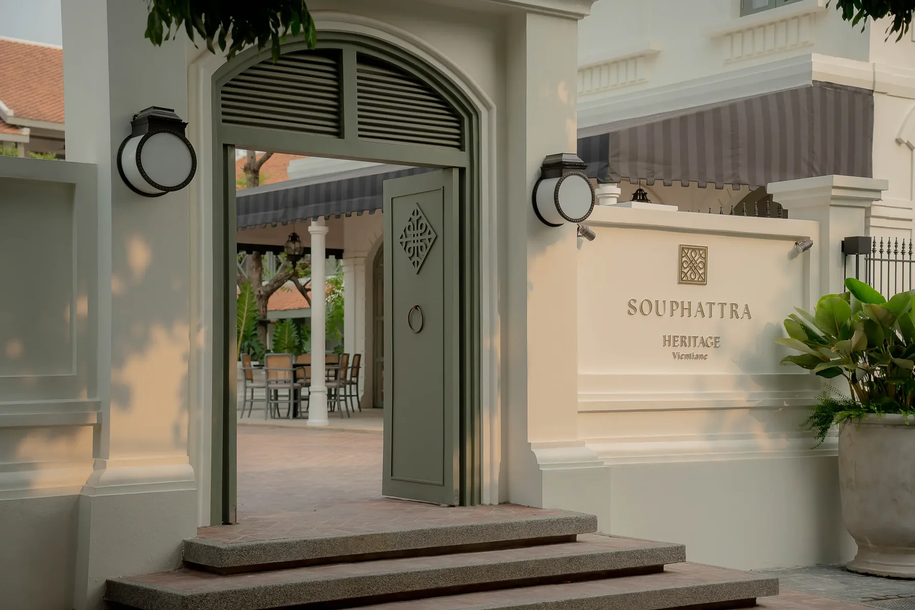 Souphattra Heritage Vientiane 酒店建筑与庭院